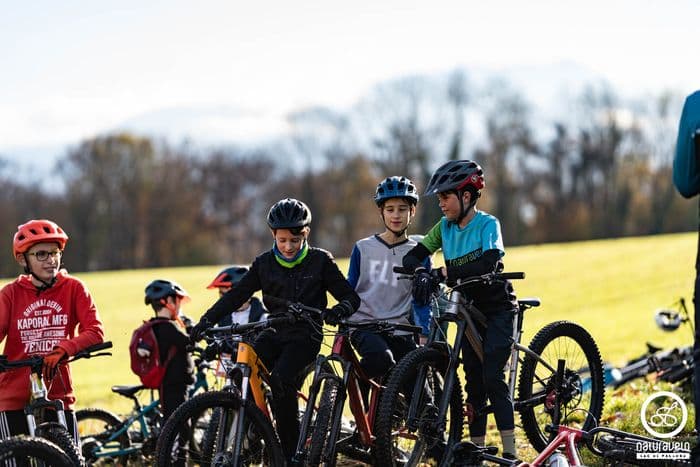 Jeunes de l'école VTT réunis avec leurs vélos