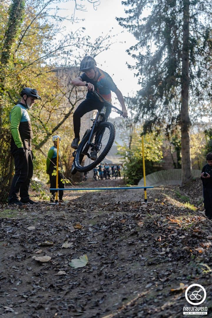 Jeune vététiste réalisant un saut