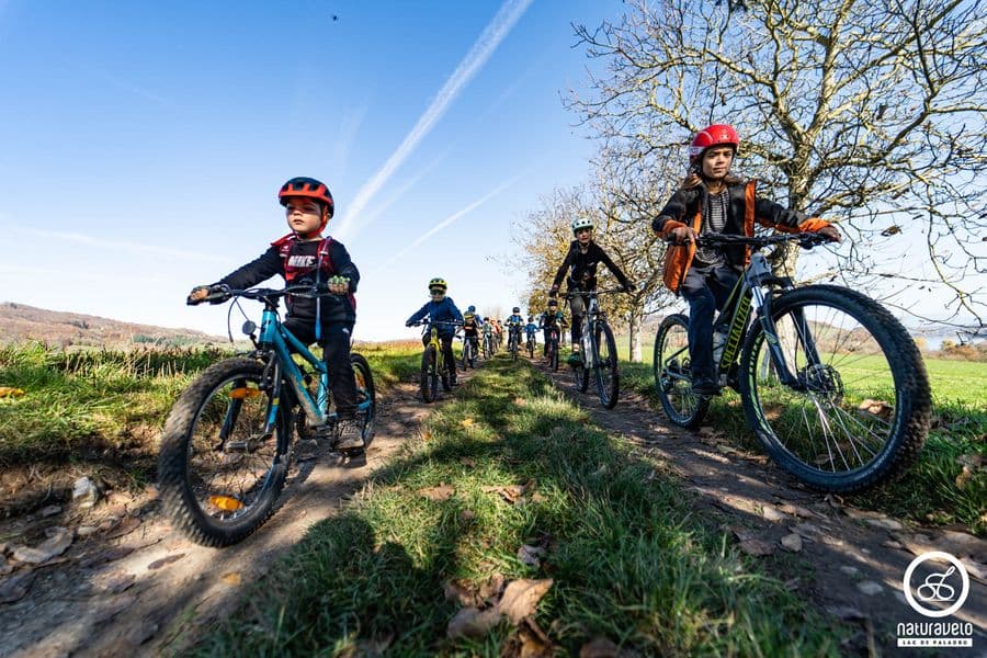 Enfants remontant un chemin en VTT dans les couleurs de l'automne