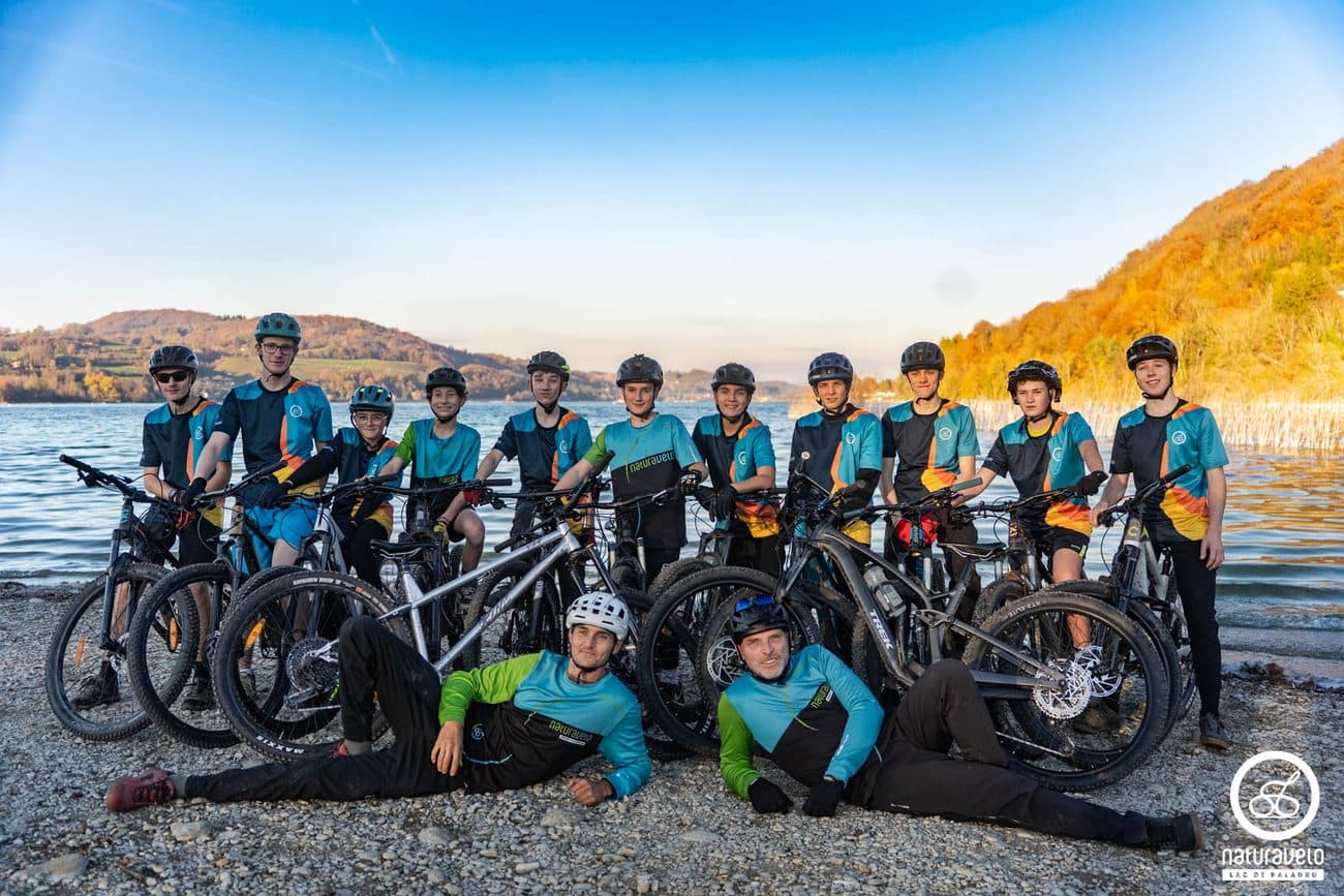 Le groupe de l'école VTT réuni au bord du lac de Paladru